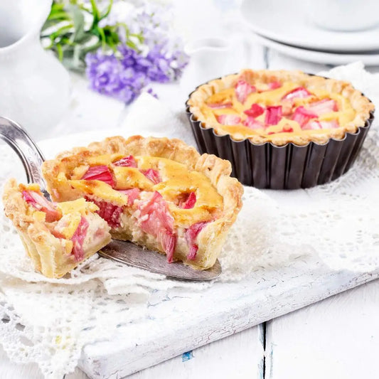 Moule à Tarte Antiadhésif – Fond Amovible Acier Carbone avec tartelette aux fruits rouges sur nappe blanche