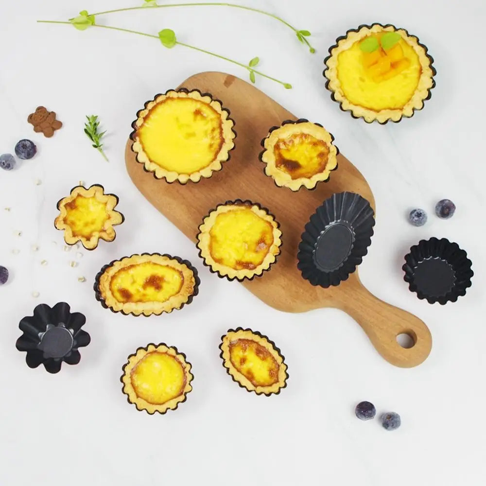 Moule à Tartelettes Antiadhésif – Résultat Pro au Four avec plusieurs tartelettes dorées sur planche en bois