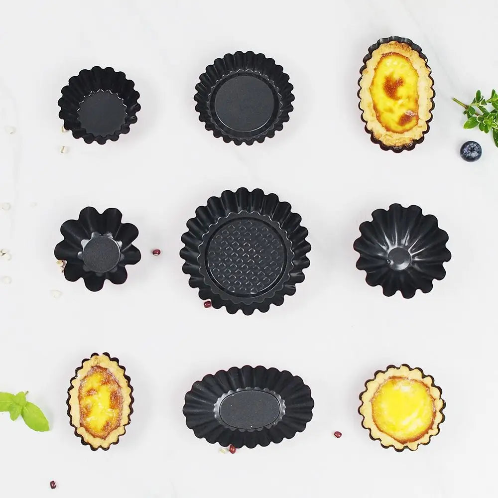 Moule à Tartelettes Antiadhésif – Résultat Pro au Four avec différents modèles de moules noirs et tartelettes dorées