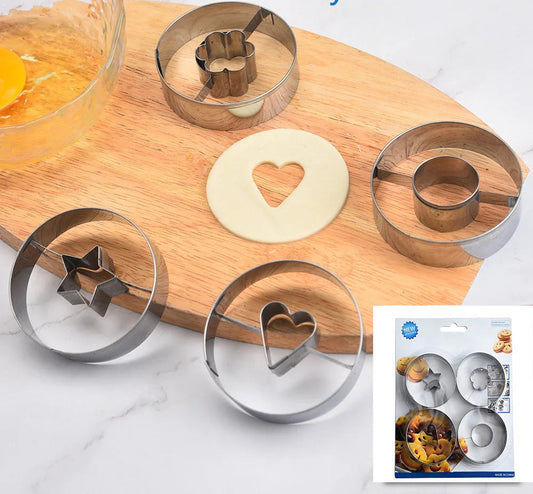 Moules à Biscuits Inox – Set de 4 pour Pâtisserie DIY avec des formes étoile, cœur, et fleur sur une planche en bois