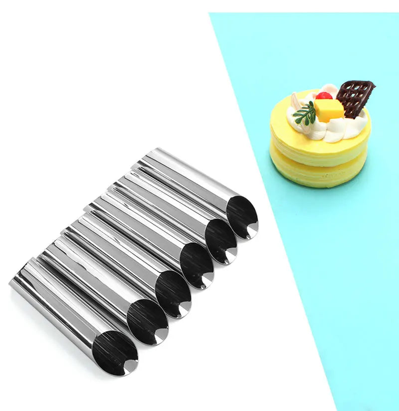 Moules à croissants en inox pour pâtisserie maison lot de 6 cylindriques brillants avec gâteau décoré