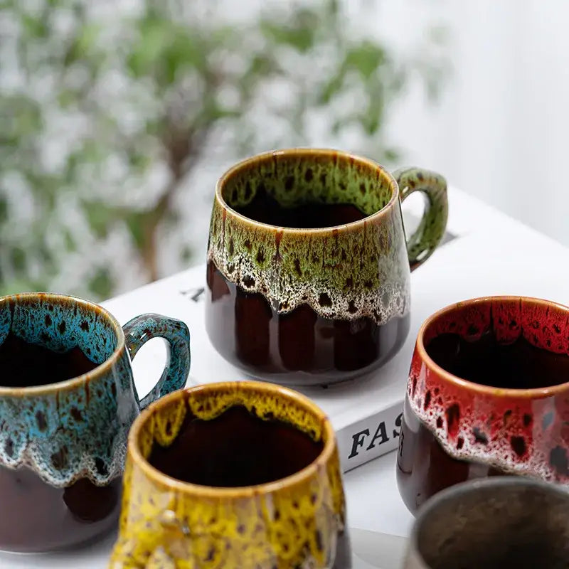Mugs en Céramique Clay 350 ml – Tasses Universelles de différentes couleurs posées sur une table