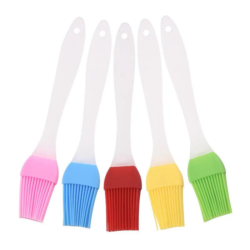 Lot de cinq pinceaux de cuisine en silicone avec manches transparents et poils colorés pour ustensiles de chef