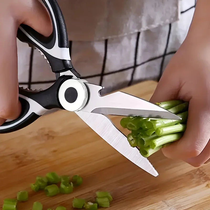 Ciseaux de Cuisine Multifonction Ustensiles de chef coupant des légumes verts frais sur planche en bois