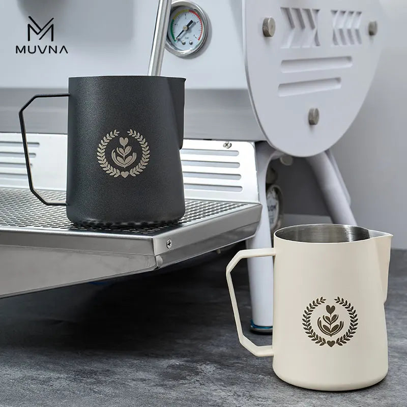 Pichet à Lait Muvna en noir et blanc, idéal pour les baristas et la préparation de café