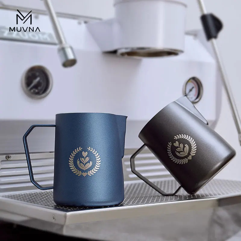 Pichet à Lait Muvna en acier inoxydable, disponible en bleu et noir, idéal pour créer de la mousse de lait