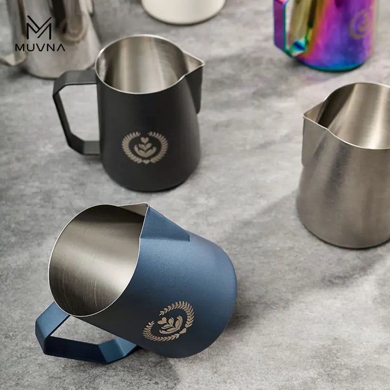 Pichet à Lait Muvna en inox avec poignée ergonomique pour un service facile du lait