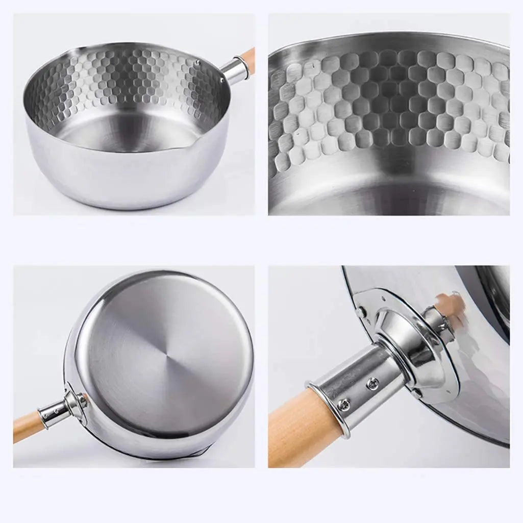 Casserole Inox avec Couvercle Verre présentant une surface intérieure alvéolée et un manche en bois