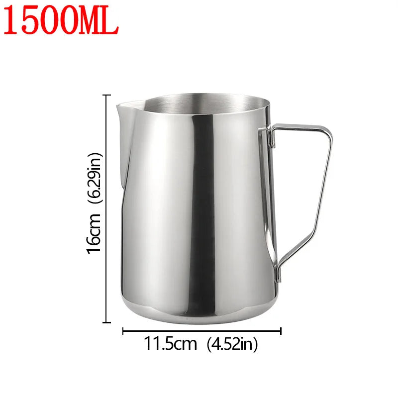 Pichet Mousseur à Lait Inox – Spécial Latte Art de 1500ml avec design élégant pour la préparation de boissons crémeuses.