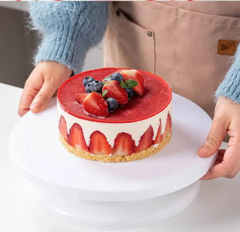 Personne tenant un gâteau sur un Plateau Tournant Pâtisserie – Rotation 360° Antidérapante blanc