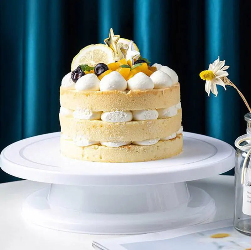 Plateau Tournant Pâtisserie – Rotation 360° Antidérapante blanc avec gâteau à la crème et fruits décoratifs