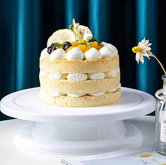 Plateau Tournant Pâtisserie – Rotation 360° Antidérapante blanc avec gâteau à la crème et fruits décoratifs