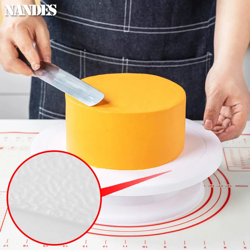 Plateau Tournant Pâtisserie – Rotation 360° Antidérapante utilisé pour décorer un gâteau avec une spatule