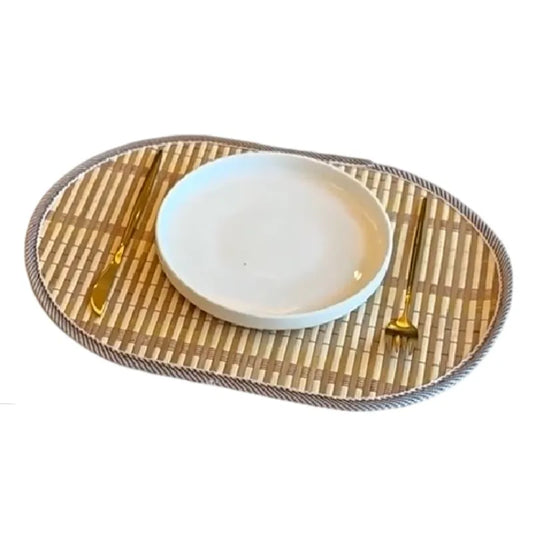 Napperons Ovales Nordiques en PU – Lot 1/4/6 Pièces avec assiette et couverts dorés sur une table.