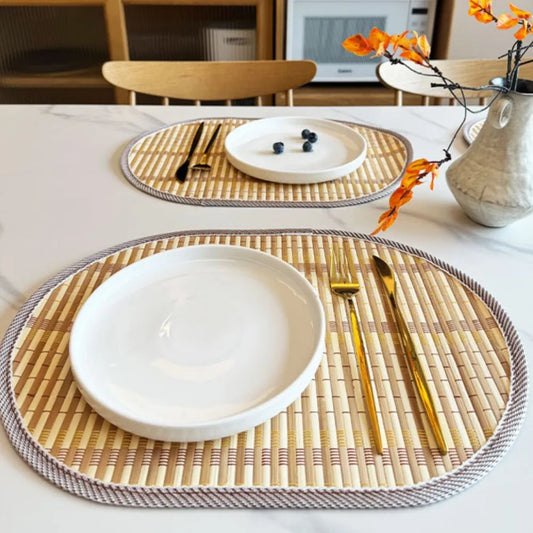 Napperons Ovales Nordiques en PU – Lot 1/4/6 Pièces sur une table élégante avec assiettes blanches et couverts dorés