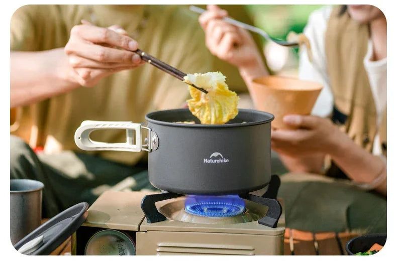 Batterie de Cuisine Camping Naturehike casserole noire avec poignée pliante sur réchaud portable