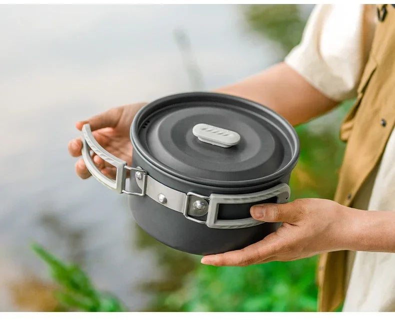 Batterie de Cuisine Camping Naturehike casserole noire avec poignée pliante tenue à la main en extérieur