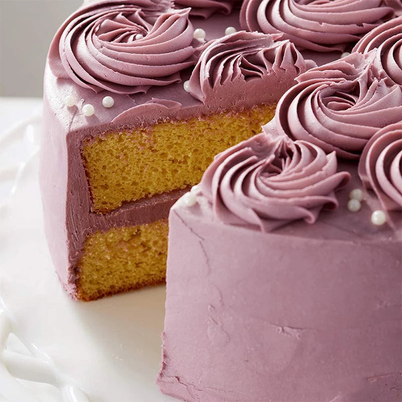 Niveleur à Gâteau – Coupe Précise & Professionnelle avec un gâteau décoré de crème violette