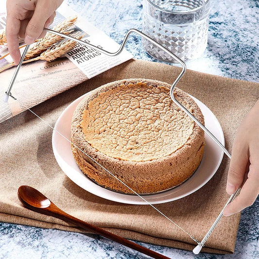 Niveleur à Gâteau Réglable – Coupe-Gâteau Inox en action sur un gâteau moelleux sur une table