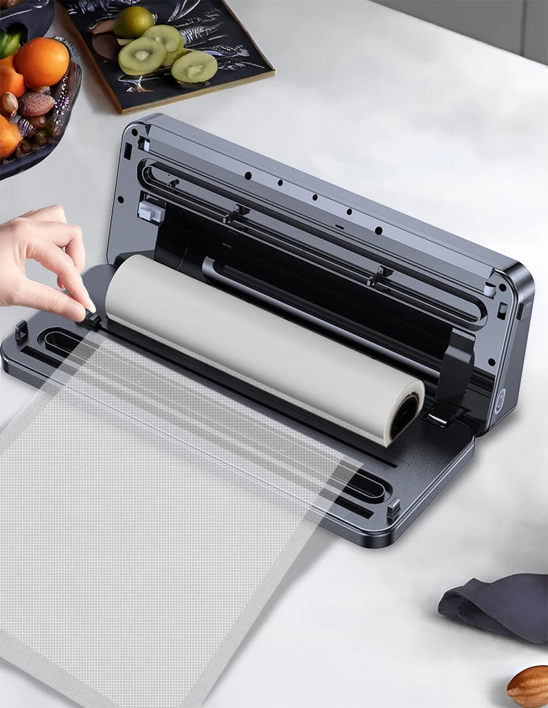 Machine sous vide Oein 30 cm – Puissante & stérilisation UV. Appareil gris, rouleau de film, main préparant pochette scellée