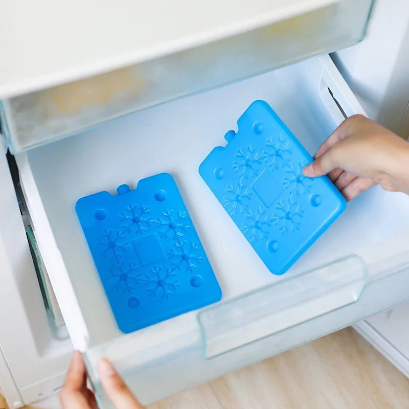 Pack de Glace Portable Réutilisable bleu dans un congélateur pour garder les aliments au frais