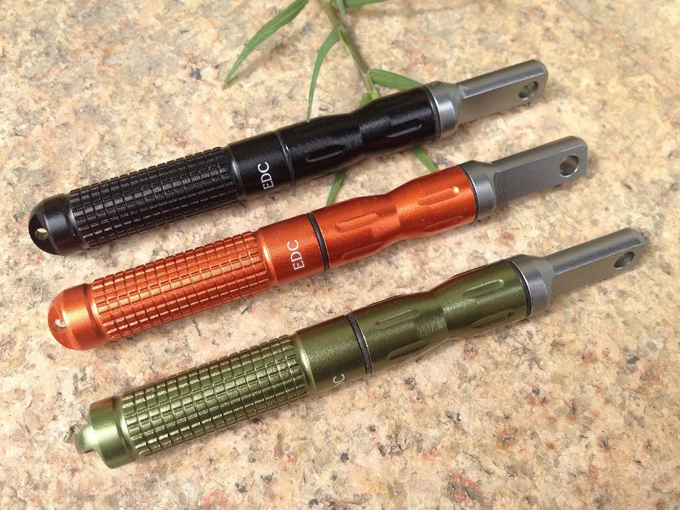 Pack Survie Solo 72h – Kit complet Guide PDF offert avec trois outils multifonctions couleur noir, orange et vert