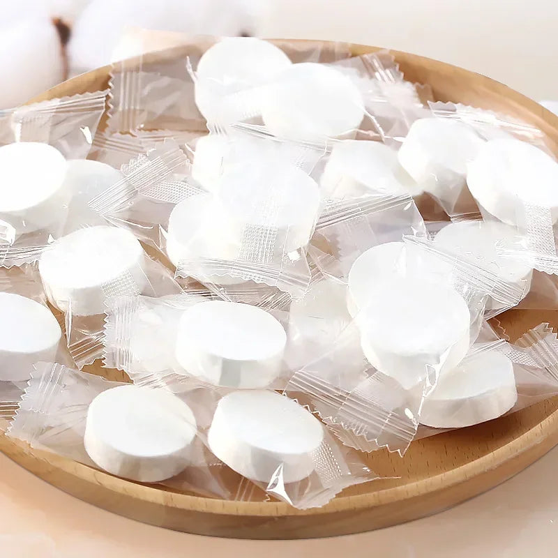 Pack Survie Solo 72h – Kit complet Guide PDF offert pastilles blanches emballées sur plateau en bois