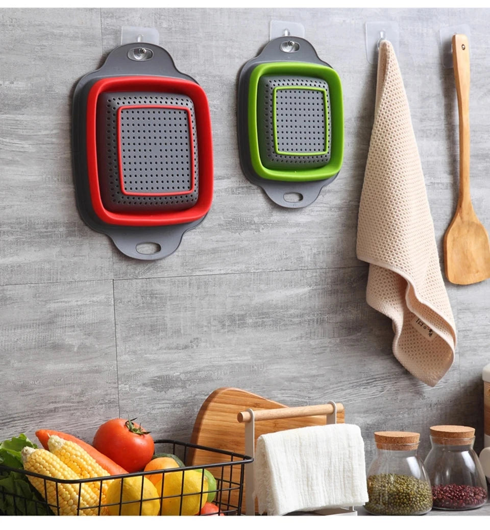 Paniers Égouttoirs Pliables en Silicone – Lot de 2 rouges et verts suspendus dans une cuisine moderne