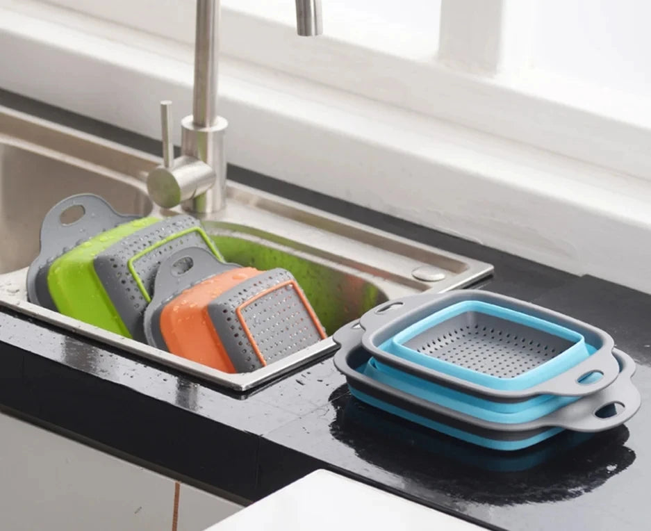 Paniers Égouttoirs Pliables en Silicone – Lot de 2 multicolores posés près de l'évier de cuisine