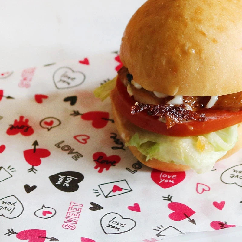 Papier Cuisson Antiadhésif 25 cm avec Découpe Facile illustré avec un hamburger frais posé dessus