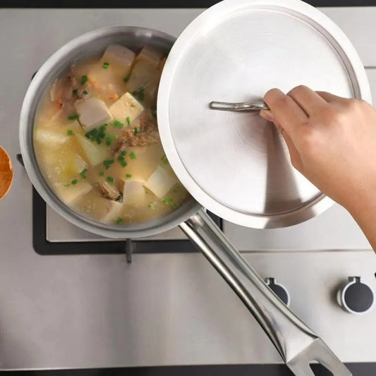 Petite Casserole Inox avec Couvercle sur une plaque de cuisson, idéale pour tous feux et induction.
