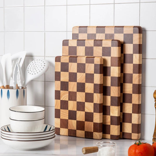 Planche à Découper Bois d’Acacia – Élégante et Durable avec motif damier en bois dans une cuisine moderne