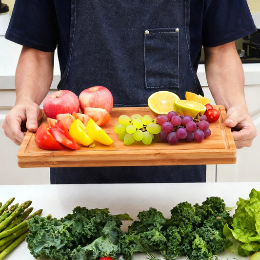 Planche à Découper en Bambou 40 × 28 cm avec Rigole, parfaite pour préparer des fruits et légumes frais.