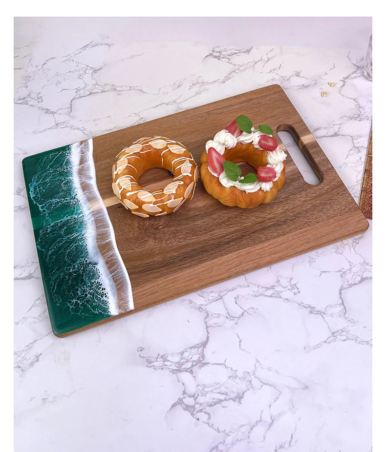 Planche Bois Acacia Artisanale – Durable, Écologique & Élégante avec décor résine imitation vague et pâtisseries