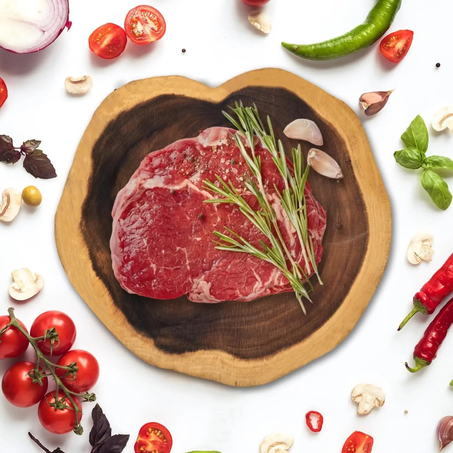 Planche Bois d’Acacia Naturel – Découpe & Présentation avec steak cru et herbes fraîches entourée de légumes