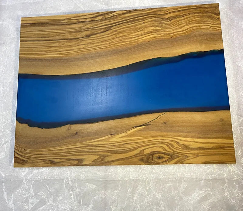Planche Bois Olivier & Résine – Élégante & Artisanale avec bois naturel et résine bleue brillante