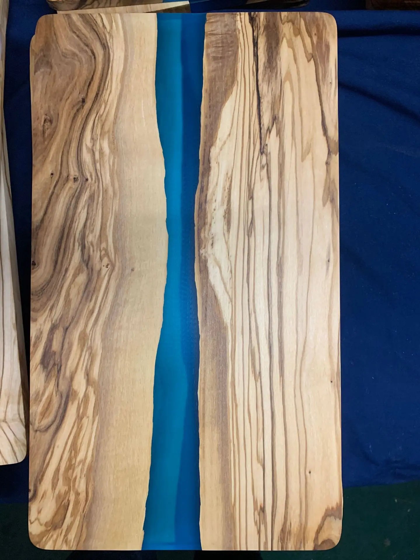 Planche Bois Olivier & Résine – Élégante & Artisanale avec bois naturel et insert résine bleu