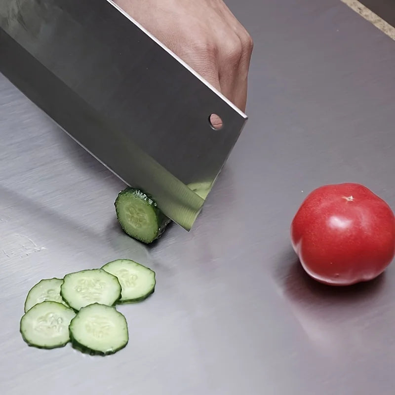 Couteau tranchant coupant un concombre sur une Planche Inox Antidérapante – Hygiénique & Grande Surface
