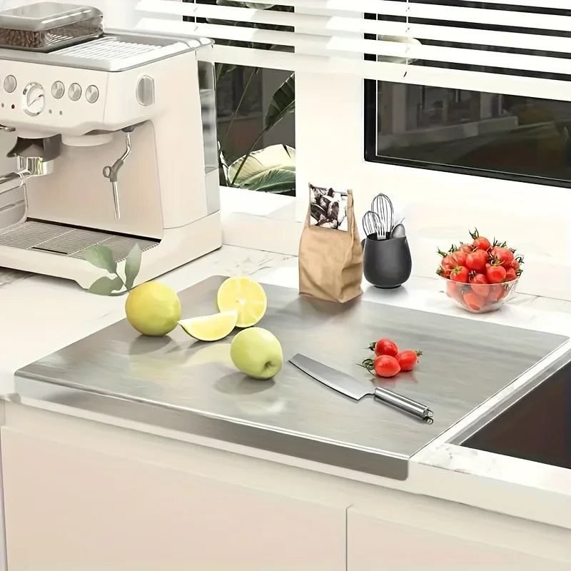 Planche Inox Antidérapante – Hygiénique & Grande Surface sur plan de cuisine avec fruits et couteau