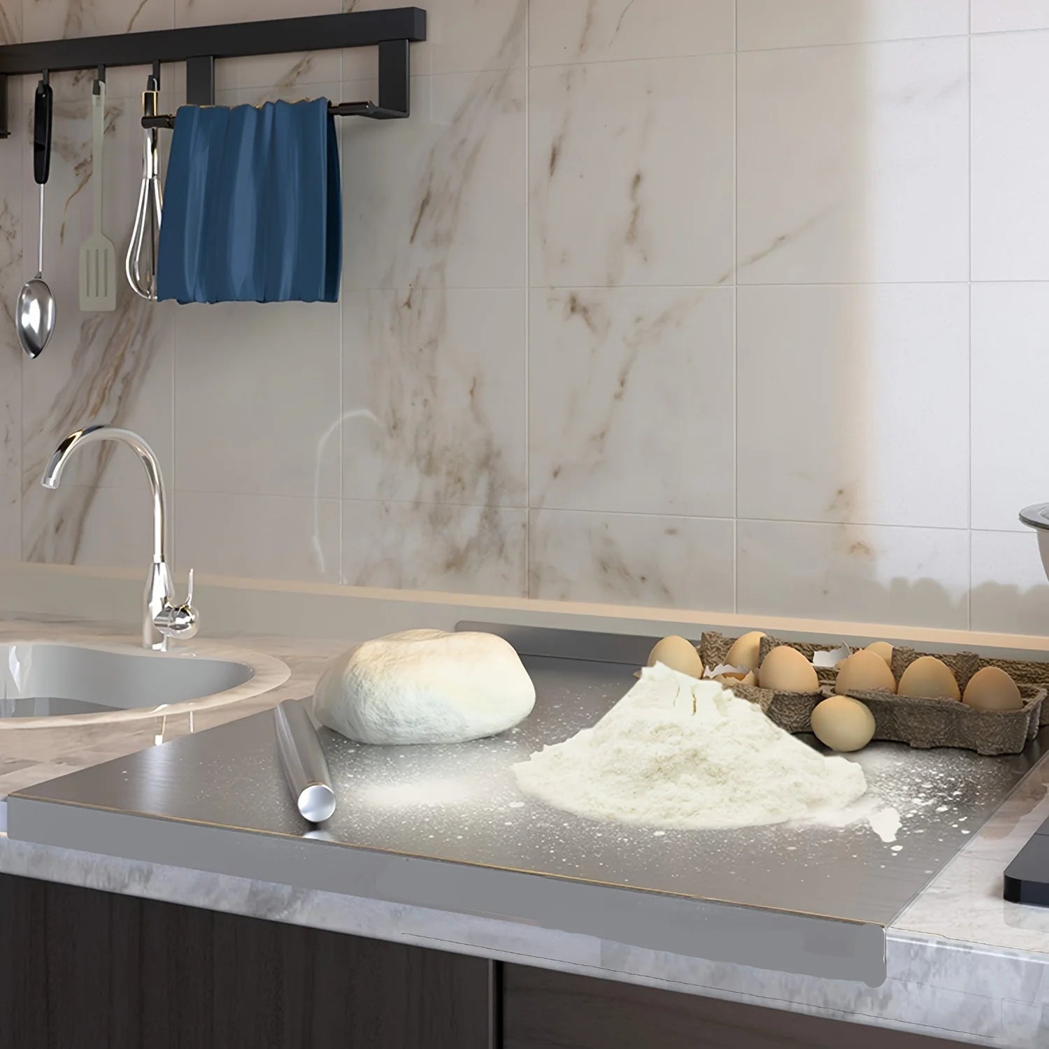 Planche Inox Antidérapante – Hygiénique & Grande Surface avec ingrédients de pâtisserie sur un comptoir de cuisine moderne