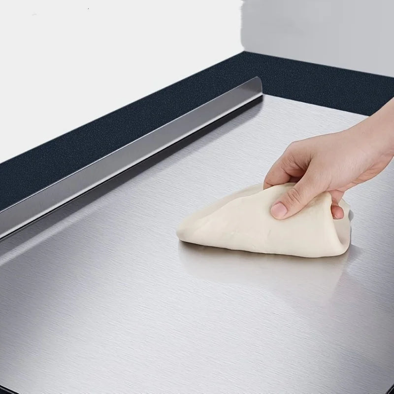Planche Inox Antidérapante – Hygiénique & Grande Surface utilisée pour préparer la pâte à main sur un plan de travail propre