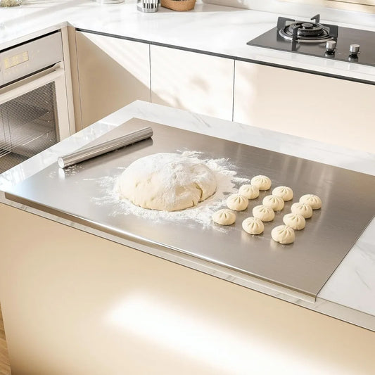 Planche Inox – Découpe & Pâtisserie Polyvalente sur un plan de travail avec pâte à pâtisserie