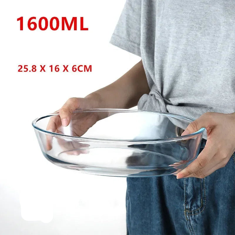 Plat cuisson verre trempé – Résistant four & micro-ondes de 1600 ml tenu par une personne