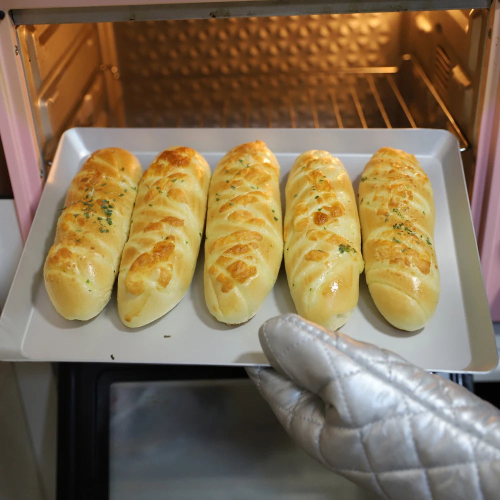 Plateau de Cuisson Métallique 35x25 & 40x30 cm – Lisse & Perforé Pro avec des petits pains dorés sortant du four