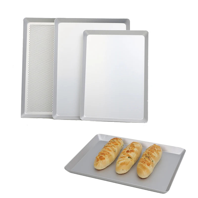 Plateau de Cuisson Métallique 35x25 & 40x30 cm – Lisse & Perforé Pro avec pains dorés sur le dessus