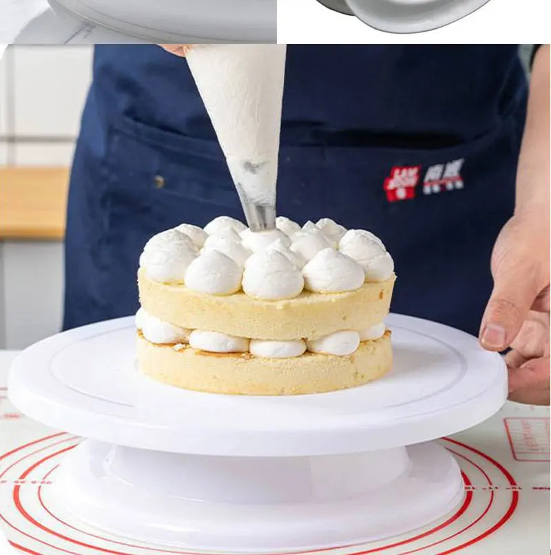 Plateau tournant pâtisserie plastique plusieurs colories utilisé pour décorer un gâteau avec de la crème