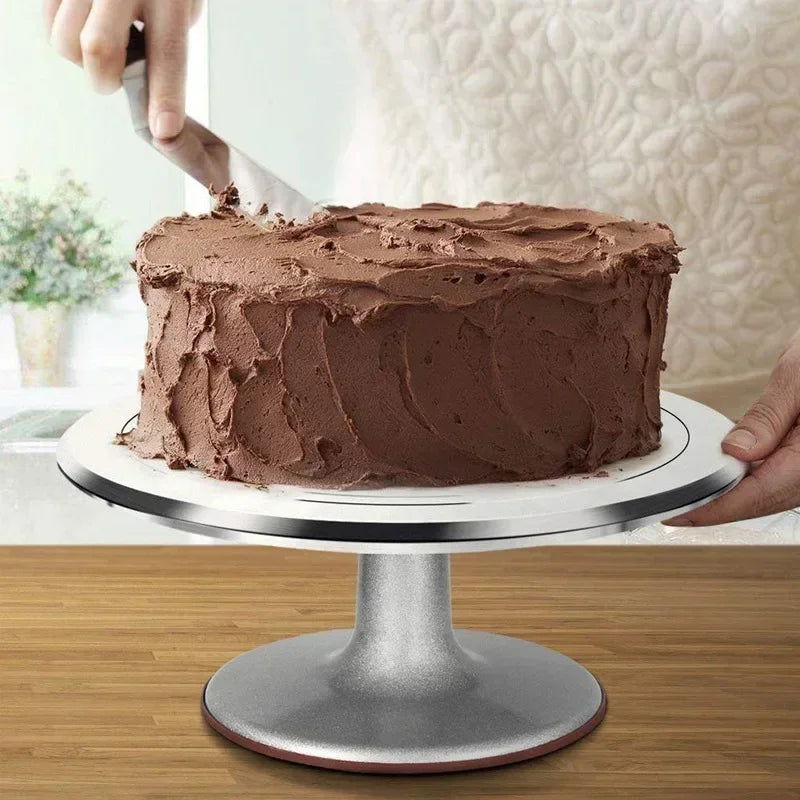 Plateau Tournant Pâtisserie Pro en Aluminium avec gâteau au chocolat en train d'être glacé