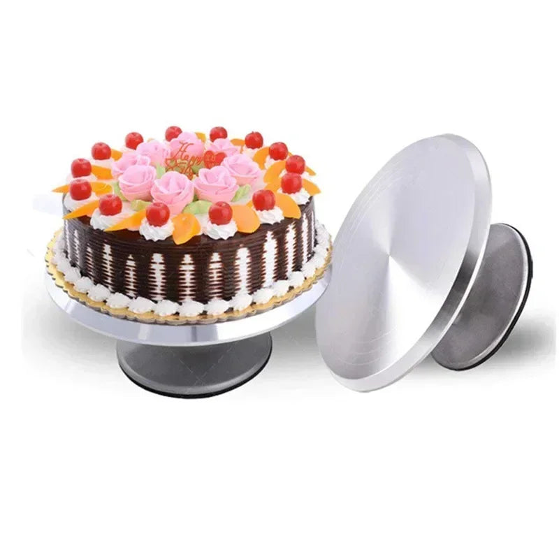 Plateau Tournant Pâtisserie Pro en Aluminium avec gâteau décoré de fraises et roses en crème