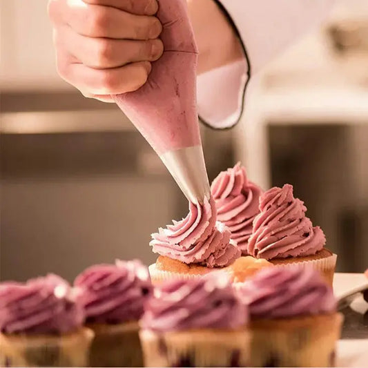 Poche à douille jetable utilisée pour décorer des cupcakes avec de la crème violet
