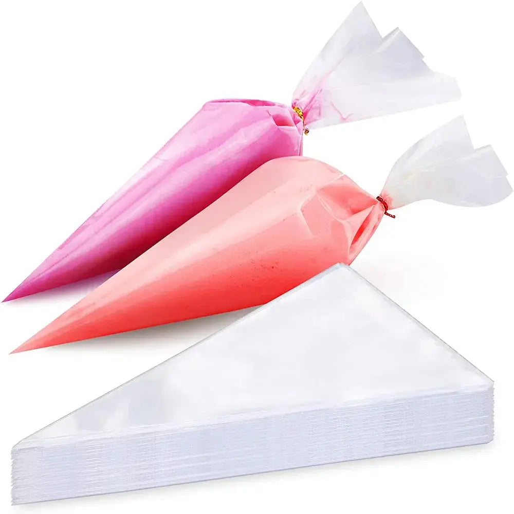 Poche à douille jetable en plastique avec crème colorée en rose et rouge, idéale pour la décoration de pâtisseries
